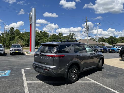 Used 2022 Nissan Pathfinder SV image 11