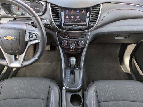 Used 2022 Chevrolet Trax LT w/ LT Convenience Package AWD/4WD image 32