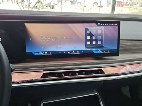 Used 2023 BMW 740i image 18