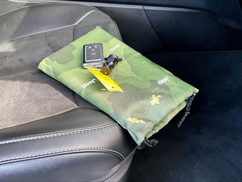 Used 2024 Jeep Grand Cherokee L Laredo image 14