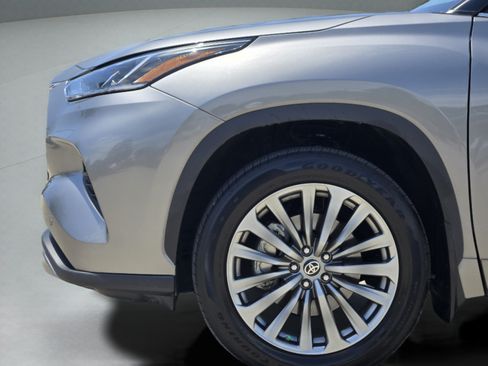 Used 2025 Toyota Highlander Limited AWD/4WD image 37