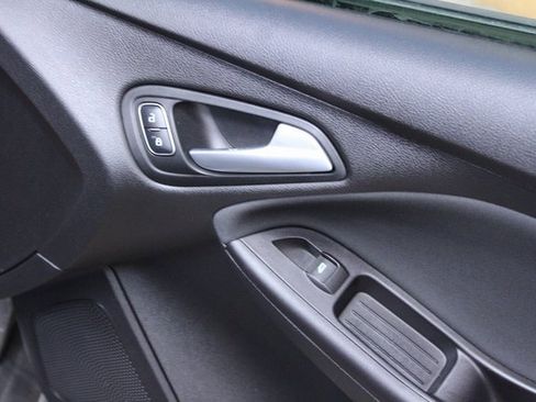 Used 2015 Ford Focus SE w/ SE Winter Package image 10