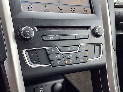Used 2018 Ford Fusion SE w/ Fusion SE Technology Package FWD image 11