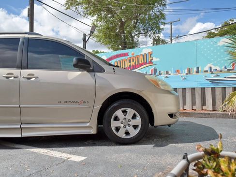 Used 2005 Toyota Sienna LE FWD image 36
