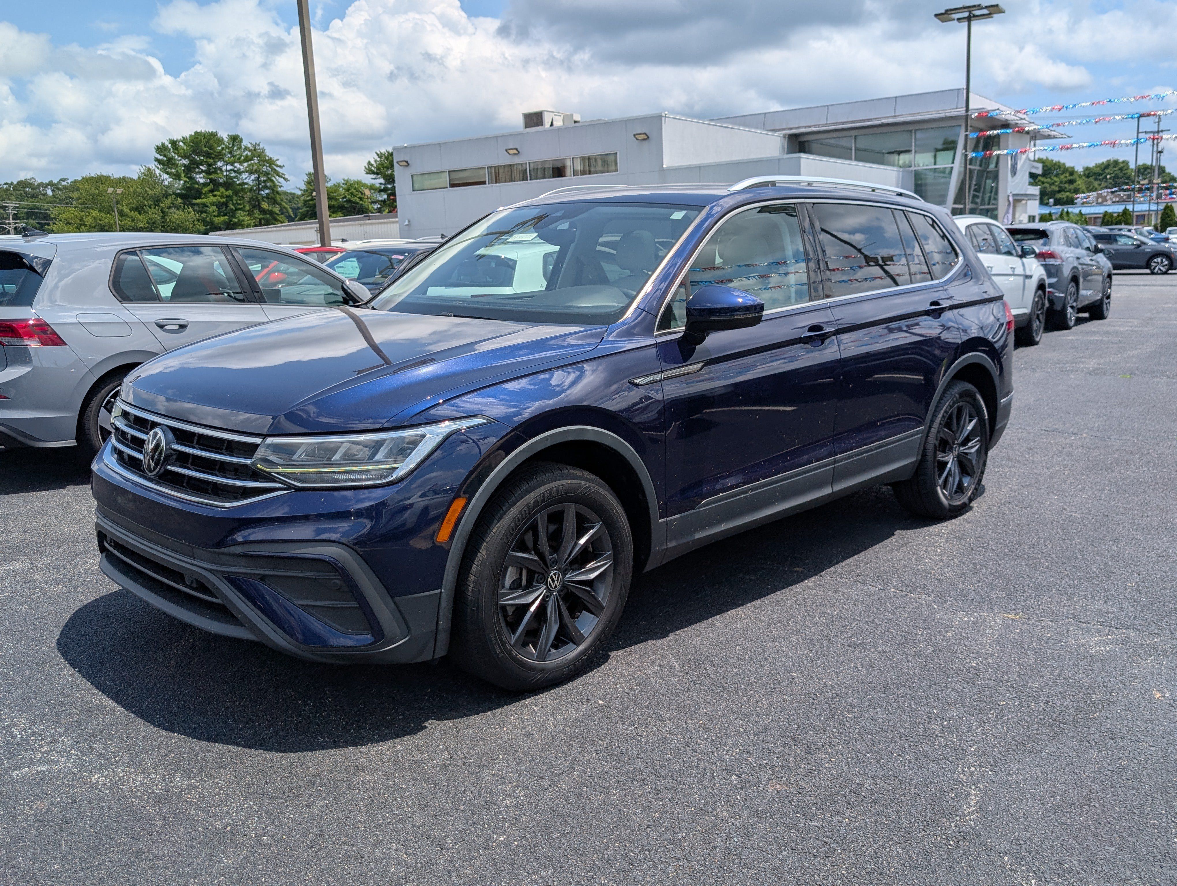 Used 2023 Volkswagen Tiguan SE w/ Panoramic Sunroof Package FWD image 7