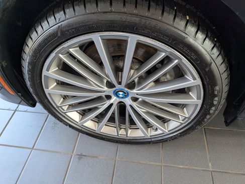 Used 2018 BMW 530e xDrive w/ Premium Package 2 AWD/4WD image 9