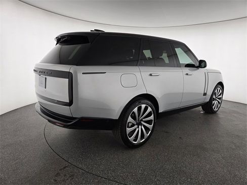 New 2026 Land Rover Range Rover SE image 2