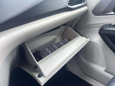 Used 2020 Chrysler Pacifica Touring-L image 27