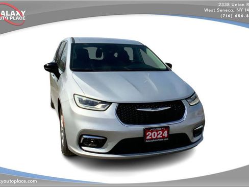 Used 2024 Chrysler Pacifica Touring-L image 3