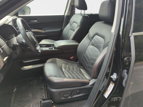 Used 2024 Nissan Pathfinder Platinum w/ Cargo Package AWD/4WD image 5