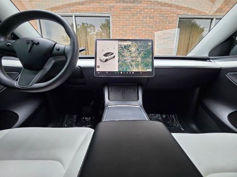 Used 2022 Tesla Model Y Long Range AWD/4WD image 40