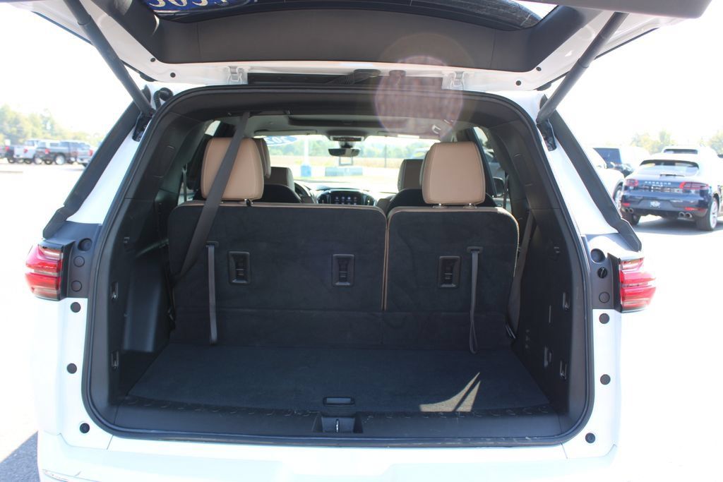 Used 2023 Chevrolet Traverse Premier FWD image 17