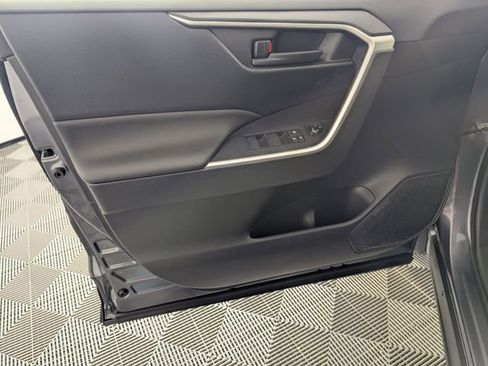 Used 2019 Toyota RAV4 LE image 10