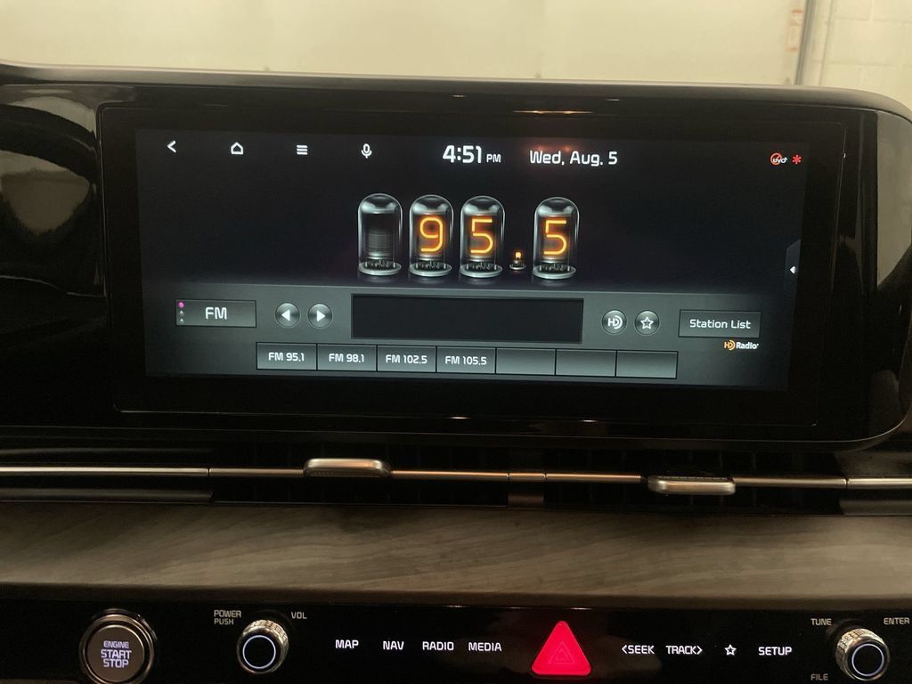 Used 2022 Kia Carnival EX FWD image 7
