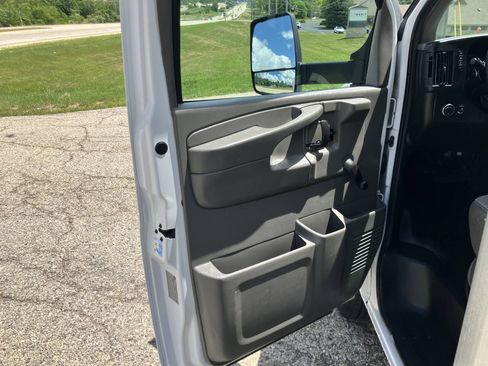 Used 2015 GMC Savana 3500 RWD image 13
