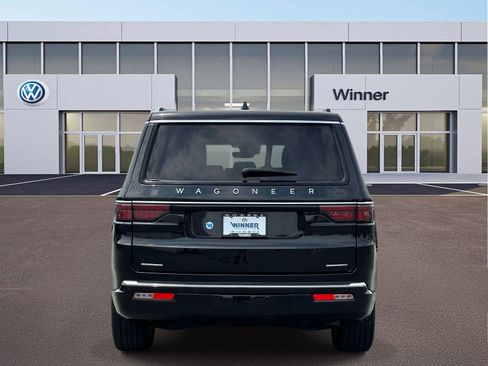 Used 2023 Jeep Wagoneer Series III w/ Preferred Equipment Group AWD/4WD image 4