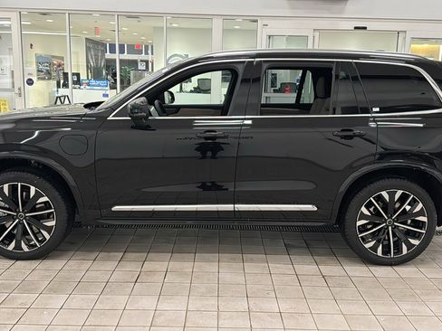 New 2026 Volvo XC90 T8 Plus w/ Protection Package Premier image 8