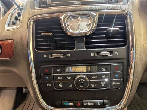 Used 2015 Chrysler Town & Country Touring w/ Driver Convenience Group FWD image 17