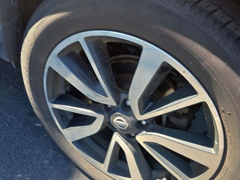 Used 2018 Nissan Rogue SL w/ Premium Package image 11