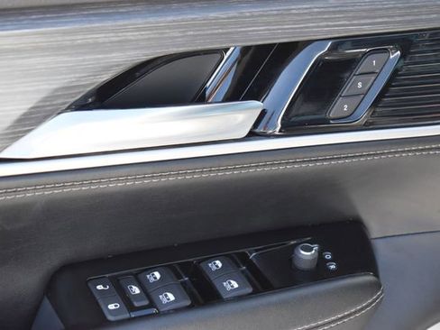 Used 2023 Jeep Wagoneer L Series II AWD/4WD image 12