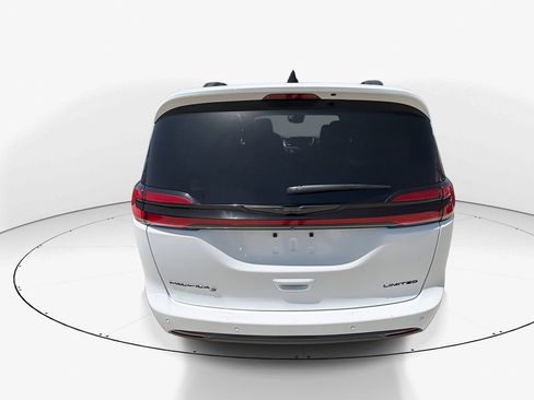 Used 2025 Chrysler Pacifica Limited FWD image 22