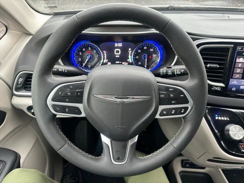 Certified 2024 Chrysler Pacifica Touring-L image 2