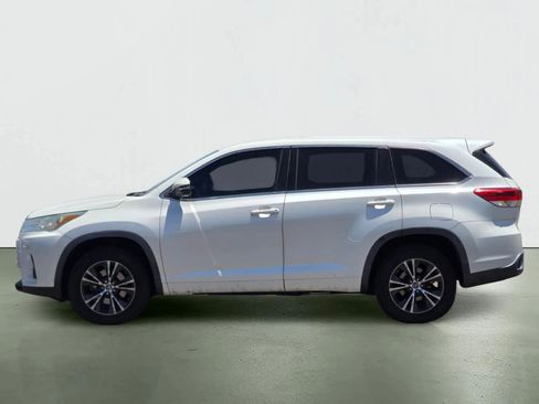 Used 2018 Toyota Highlander LE FWD image 3