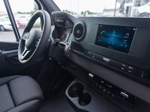 Used 2024 Mercedes-Benz Sprinter 2500 image 31