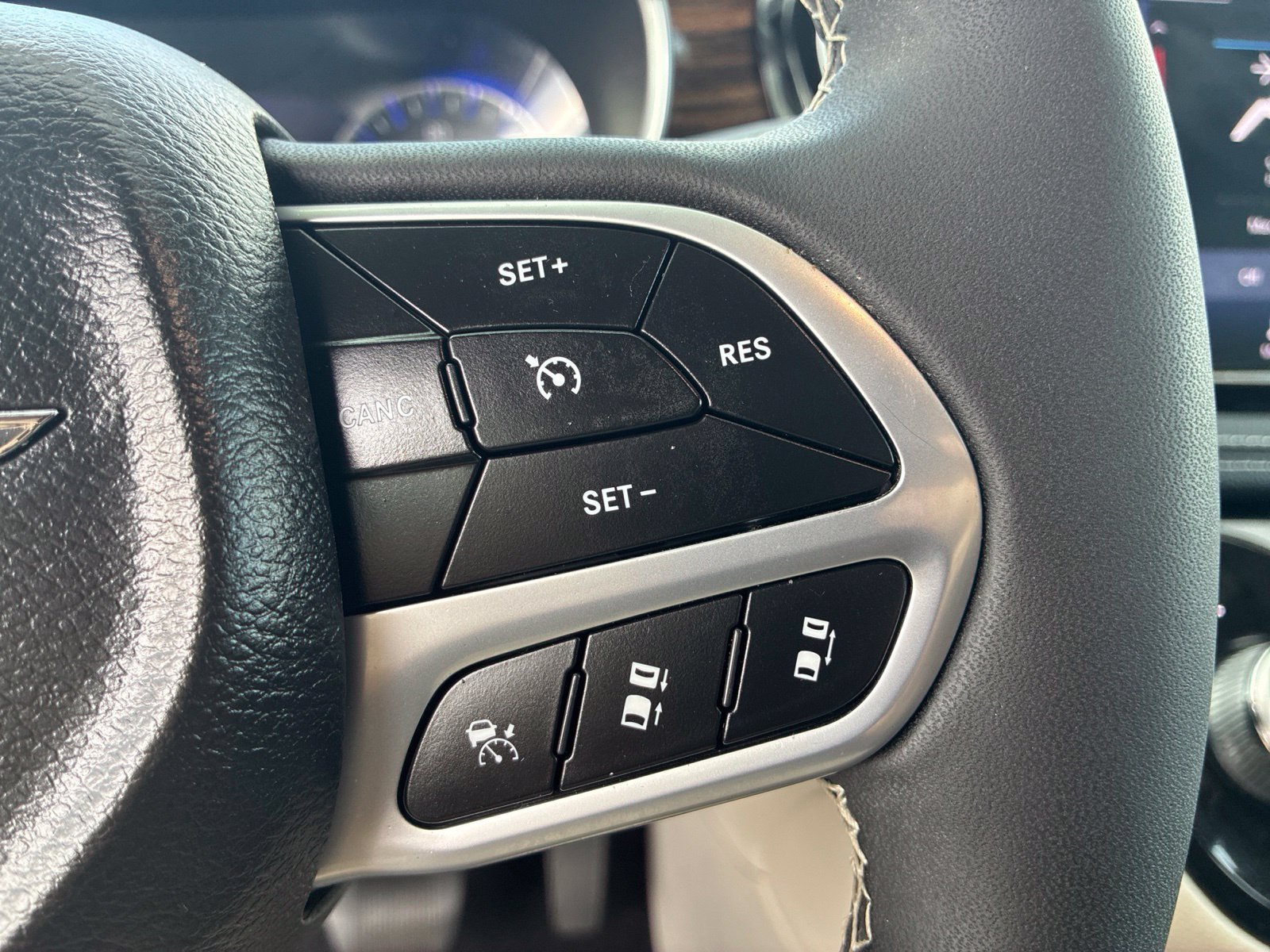 Certified 2023 Chrysler Pacifica Limited AWD/4WD image 16