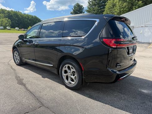 Used 2022 Chrysler Pacifica Limited AWD/4WD image 7