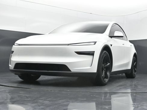 Used 2026 Tesla Model Y AWD image 33