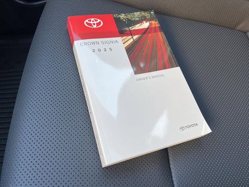 Used 2025 Toyota Crown Signia w/ Advanced Technology Package image 25