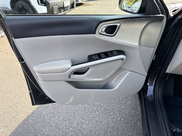 Used 2025 Kia Soul LX w/ LX Technology Package FWD image 13
