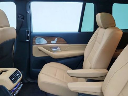 Used 2025 Mercedes-Benz GLS 450 4MATIC image 33