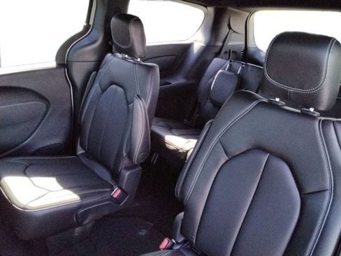 New 2026 Chrysler Pacifica Select AWD/4WD image 22