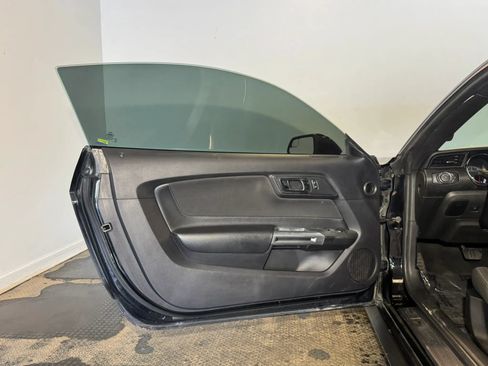Used 2017 Ford Mustang Coupe RWD image 6