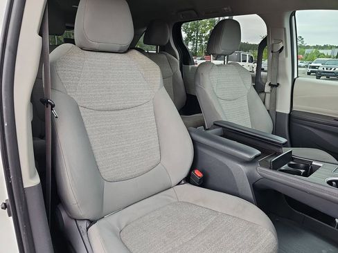 Used 2021 Toyota Sienna LE FWD image 14