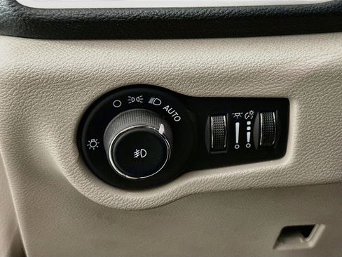 Used 2023 Chrysler Pacifica Touring-L FWD image 17