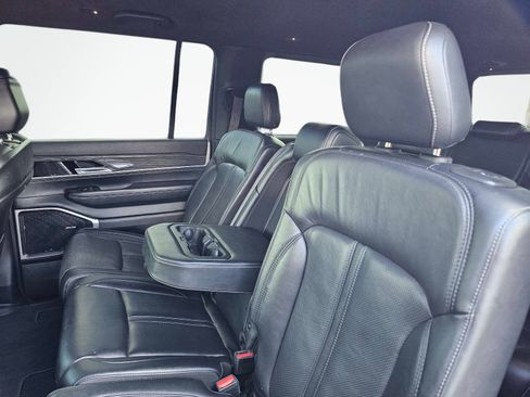Used 2022 Jeep Wagoneer Series III RWD image 32