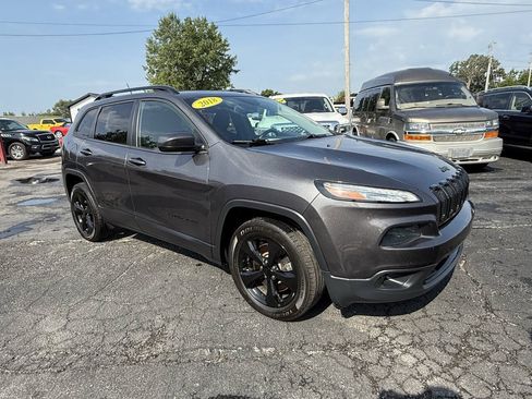 Used 2018 Jeep Cherokee Latitude w/ Altitude Package FWD image 7