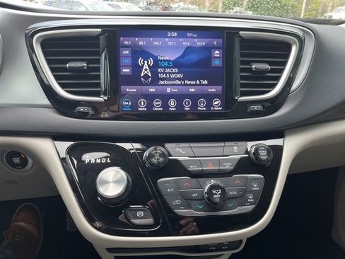 Used 2018 Chrysler Pacifica Touring Plus image 18