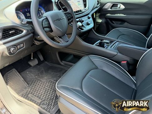 New 2026 Chrysler Pacifica Limited w/ Uconnect Theater Family Group FWD image 18