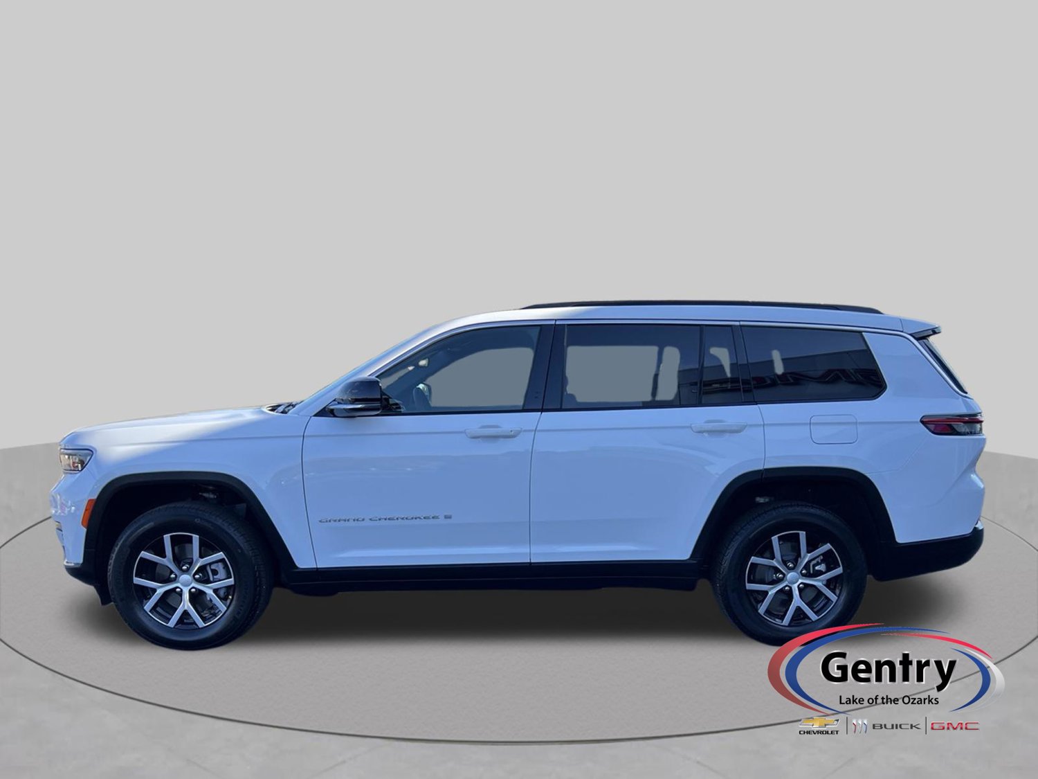 Used 2025 Jeep Grand Cherokee L Limited w/ Trailer Tow Package AWD/4WD image 2