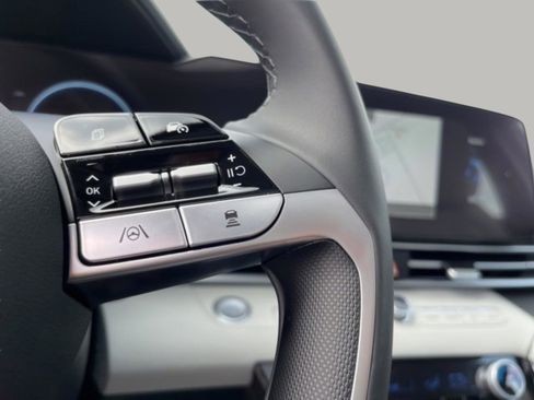 New 2025 Hyundai Elantra Limited image 18