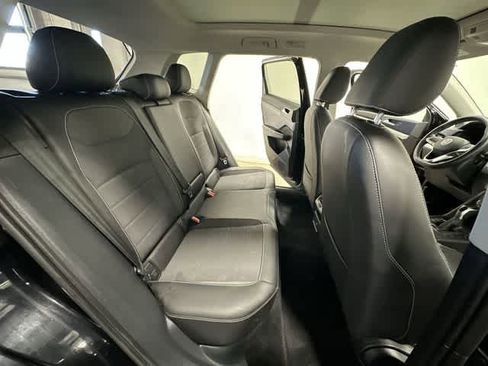 Certified 2022 Volkswagen Taos SE w/ Panoramic Sunroof Package image 24