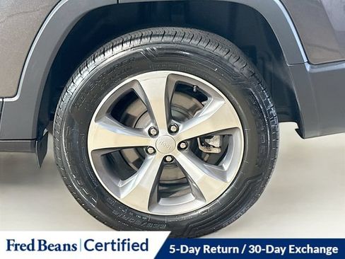 Used 2022 Jeep Cherokee Limited AWD/4WD image 9