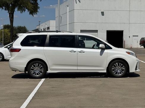 Used 2020 Toyota Sienna XLE w/ XLE Navigation Package FWD image 3