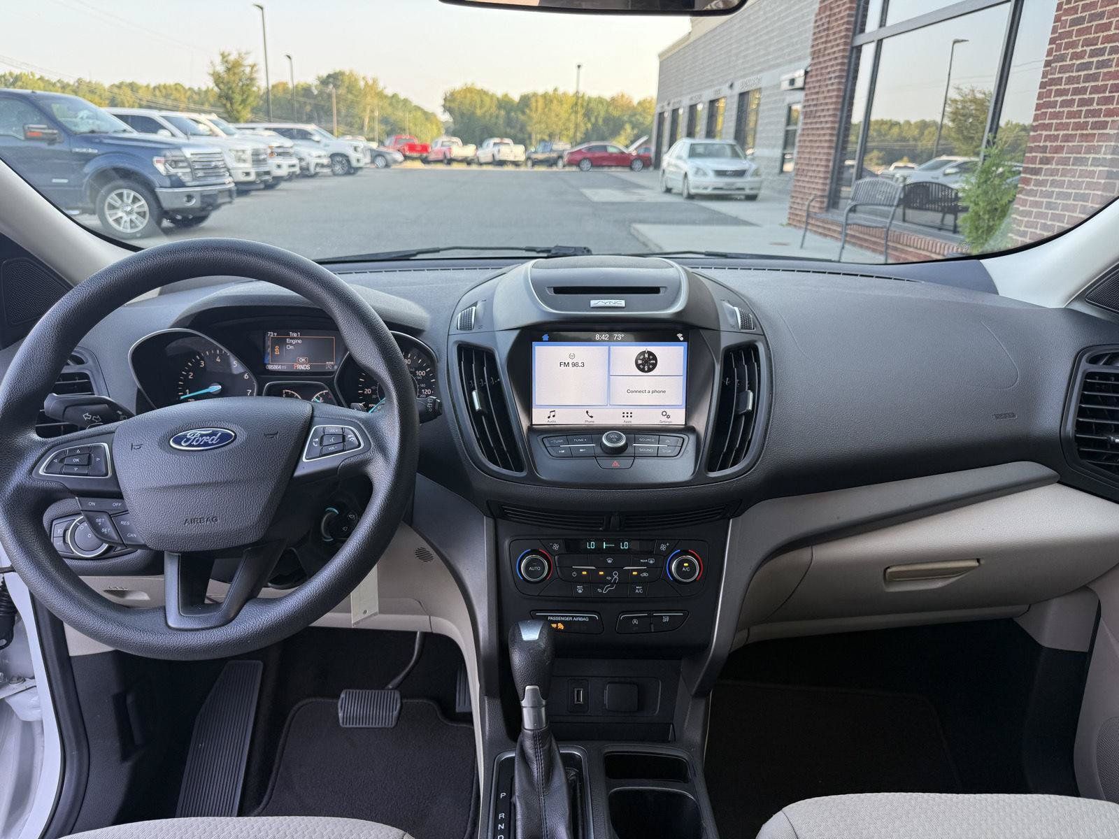 Used 2017 Ford Escape SE w/ Equipment Group 201A FWD image 4