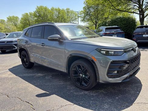 Used 2025 Volkswagen Tiguan SE R-Line image 3