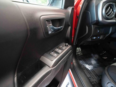 Used 2022 Toyota Tacoma TRD Sport AWD/4WD image 7